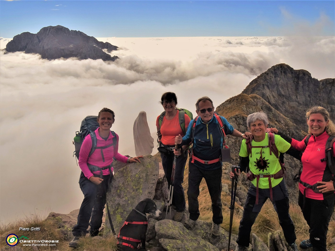 41 Alla bianca Madonnina del Pietra Quadra   (2356 m) con amiche.JPG